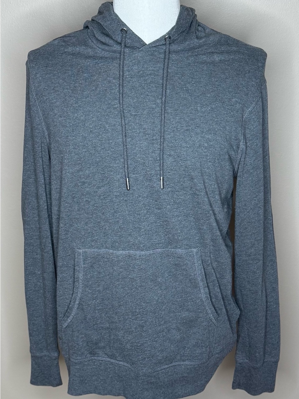 Amazon Essentials men’s gray hooded sweatshirt with pockets size M.